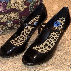 Tahari Black Peep Toe Heels Size 7.5